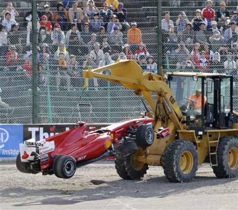 Xe của Felipe Massa được đưa khỏi đường đua.