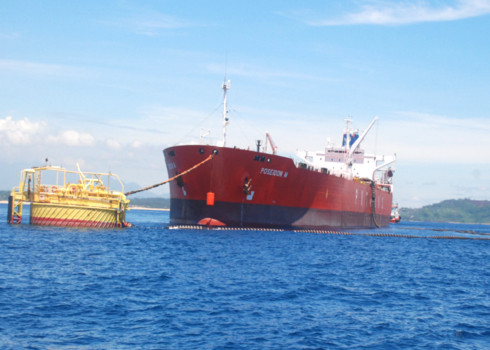Tàu chở dầu cập cảng Dung Quất để bơm nguyên liệu vào bồn chứa nhà máy lọc dầu. Ảnh: Trí Tín