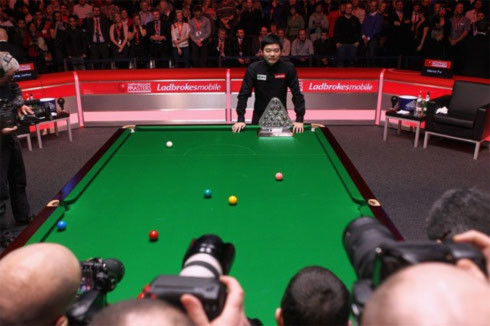 Ding làm nên lịch sử với chức vô địch Snooker Masters 2011.