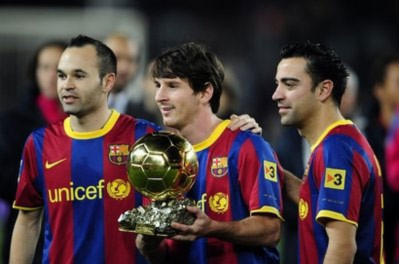 Iniesta, Messi và Xavi, ba cầu thủ hay nhất năm 2010, khoe Quả bóng vàng FIFA với người hâm mộ.