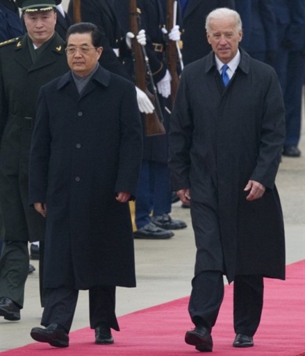 Phó tổng thống Mỹ Joe Biden đón Chủ tịch Trung Quốc Hồ Cẩm Đào. Ảnh: AFP.