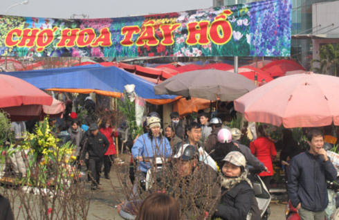 9h sáng ngày 2/2, tức 30 Tết, tại chợ hoa Tây Hồ (còn gọi là chợ Quảng hay chợ Quảng An), nơi cung cấp phần lớn hoa cho thị trường Hà Nội và các tỉnh lân cận.