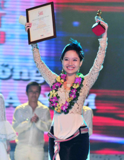 Mai Khôi xúc động rơi lệ khica6m2 trong tay giải thưởng cao quý của Bài hát Việt 2010.