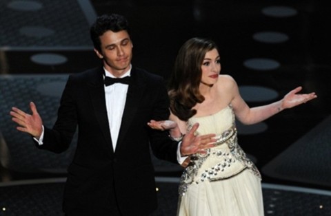 James Franco và Anne Hathaway giới thiệu nam diễn viên kỳ cựu Kirk Douglas ra trao giải Nữ diễn viên phụ xuất sắc.