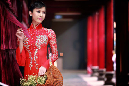 Chuyên gia trang điểm Huỳnh Lợi, stylist Ruby Võ và Nguyễn Phương R.A.P, cùng nhà thiết kế Ngô Nhật Huy phối hợp để ghi lại những khoảnh khắc đẹp của siêu mẫu trong ngày đầu năm.