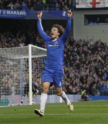 Luiz - người hùng mới ở sân Stamford Bridge.