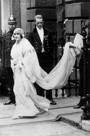 Hoàng tử Albert và hôn thê Elizabeth Bowes-Lyon trong lễ cưới. Ảnh