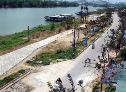 Quang cảnh xung quanh con đường Trịnh Công Sơn dọc sông Hương. Ảnh: BHD
