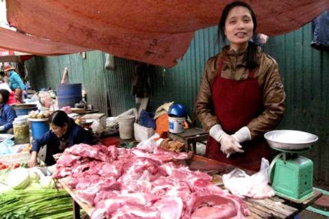 Giá thực phẩm tươi sống đang tăng mạnh ngay cả tại chợ tạm, chợ cóc. Chị Hằng bán thịt tại chợ Năm Tầng (Từ Liêm, Hà Nội) cho hay, trong hai ngày, thịt đã nhích thêm 10.000 đồng mỗi kg. Ảnh: Tuệ Minh