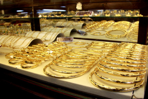 Kiềng, lắc và nhẫn trơn là những mặt hàng bán chạy tại nhiều cửa hàng vàng bạc thời điểm này. Ảnh: Tuệ Minh