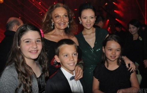 Hoa đán chụp ảnh với Diane Von Furstenberg và các con bà.