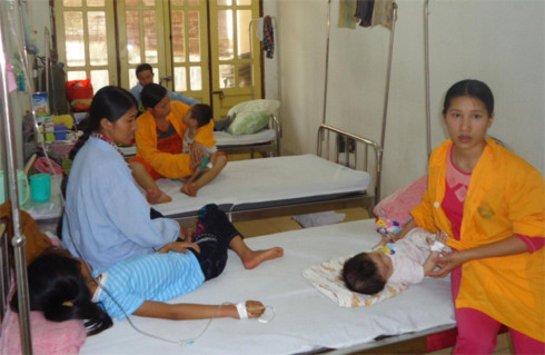 Các giường bệnh thường có đến 2-3 trẻ nằm điều trị tại Bệnh viện Nhi Nghệ An. Ảnh: Nguyên Khoa.