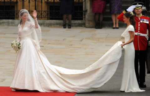 Chiếc váy được thiết kế giản dị nhưng vẫn làm tôn lên vẻ đẹp rạng rỡ của cô dâu.