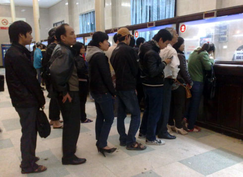 Xếp hàng mua vé tàu tại ga Hà Nội. Ảnh: Tiến Dũng