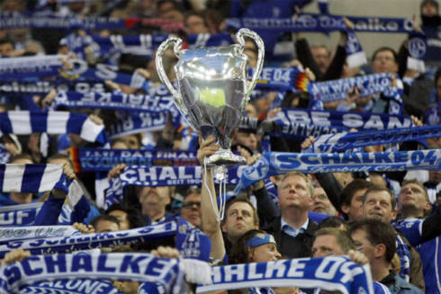 Chiếc Cup giả màu bạc là hiện thân cho giấc mơ của các fan Schalke về hành trình kỳ diệu của đội bóng tại Champions League mùa này.