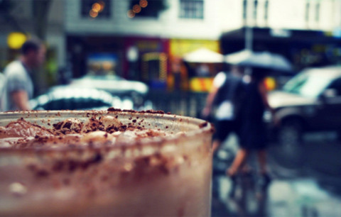 Đó là tách café ở một quán ven đường mà tôi vẫn thường ngồi, rồi lặng lẽ nhìn ngắm phố xá và dòng người qua lại…