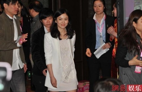 Nữ diễn viên Hàn Quốc luôn chọn phong cách đơn giản và tự nhiên mỗi lần xuất hiện trước giới truyền thông ở đại lục.