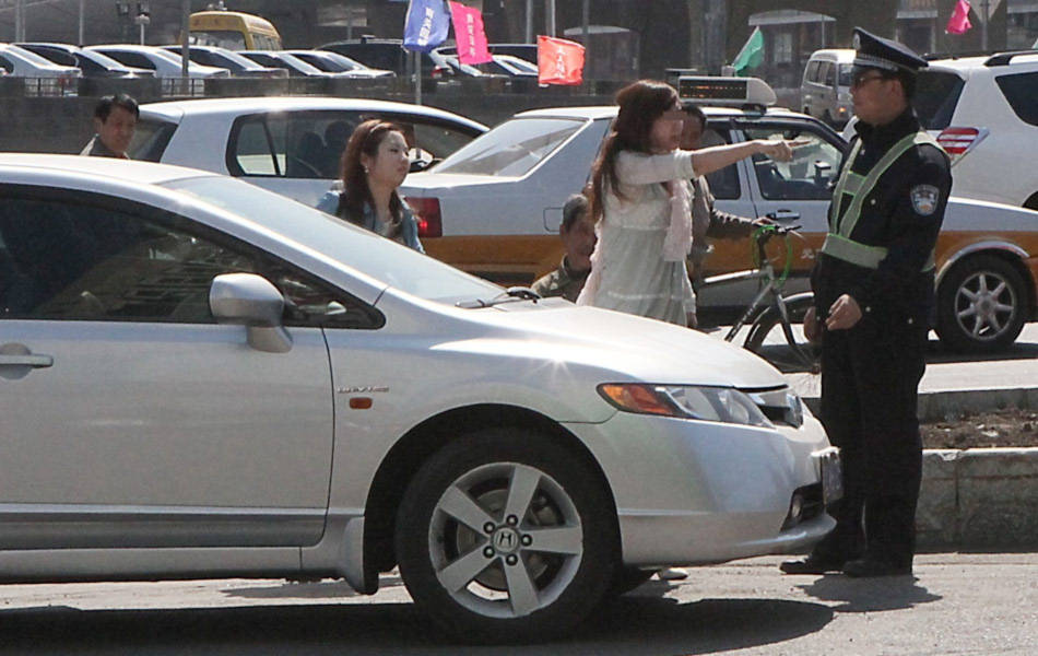 Người phụ nữ trẻ đi chiếc Honda bạc đứng chỉ tay quát CSGT trên phố dù cô là người phạm luật.