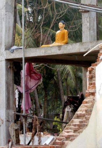 Tượng Phật đứng vững giữa đống đổ nát sau sóng thần - Tin180.com (Ảnh 3)