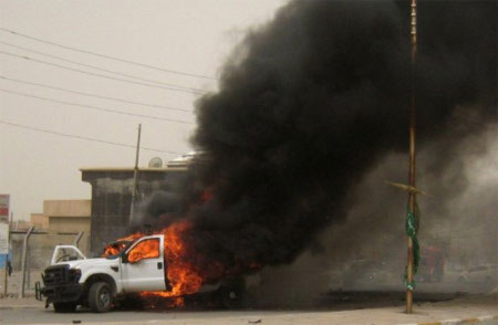 Một trong 3 chiếc xe chứa bom trong các vụ nổ liên tiếp ở Kirkuk. Ảnh: AFP