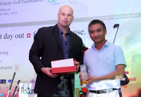 Các golf thủ nhận giải từ Ban tổ chức.