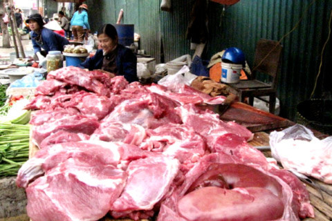 Giá thịt lợn tại hầu hết các chợ đang tăng cao với nguyên nhân được cho là dịch bệnh kéo dài. Ảnh: Tuệ Minh