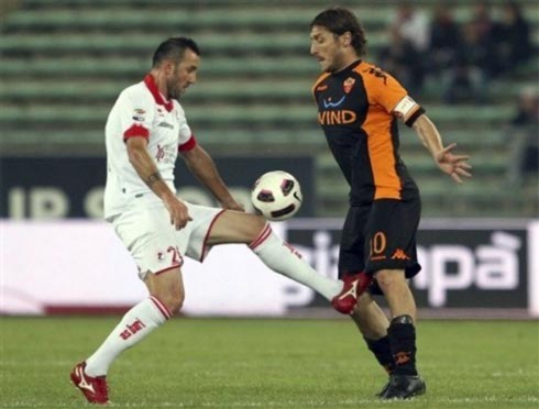 Chịu gánh nặng tuổi tác, nhưng bù lại, Totti có kinh nghiệm và khao khát cống hiến để tiếp tục tỏa sáng cho Roma - đội bóng anh gắn bó trọn đời cầu thủ.