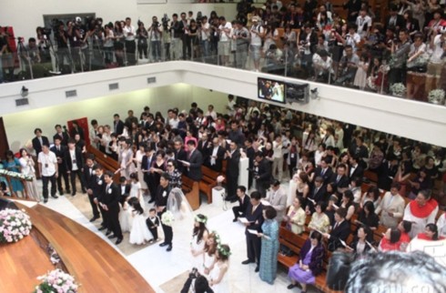 Quang cảnh lễ cưới của cô dâu - nữ ca sĩ Phạm Vĩ Kỳ (Christine Fan) và chú rể - nam diễn viên Trần Kiến Châu
