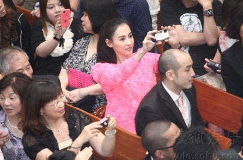 Trương Bá Chi cũng có mặt, cô không ngừng chụp ảnh để ghi lại các khoảnh khắc đẹp trong đám cưới.