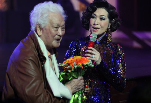 Ý Lan tặng hoa cám ơn Phạm Duy. Trong đêm nhạc, cô cũng chọn rất nhiều ca khúc của Phạm Duy để thể hiện.