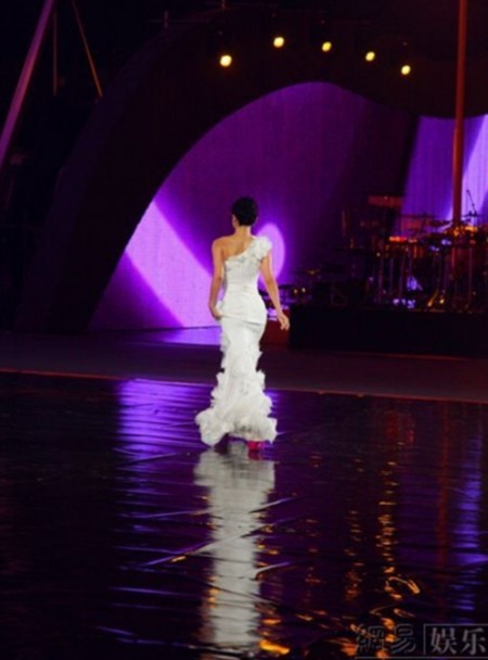 Nữ diễn viên chọn bộ váy trắng lộng lẫy xuất hiện trên sân khấu khai mạc. Cô đảm nhận vai trò đại sứ từ năm 2006.