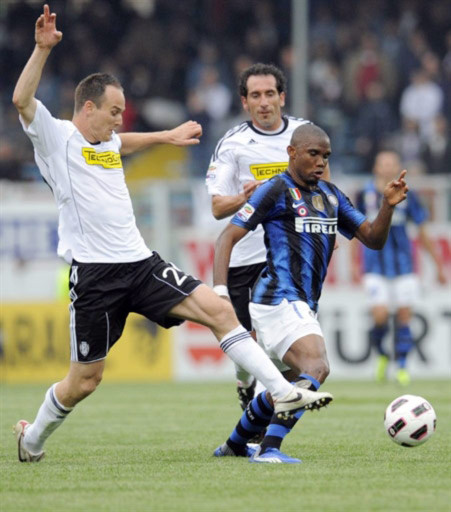 Eto'o (áo xanh đen) là cầu thủ Inter duy nhất giữ được phong độ đỉnh cao sau cú ăn ba lịch sử ở mùa giải 2009-2010. Ảnh: AFP.