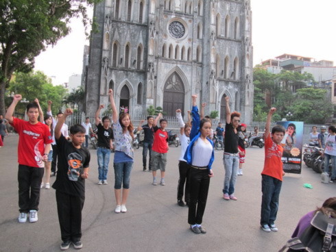 Giới trẻ Hà Thành nhảy flash mob trên nền nhạc 'Beat It' chiều, tối ngày 22/6. Ảnh: Heal The World.