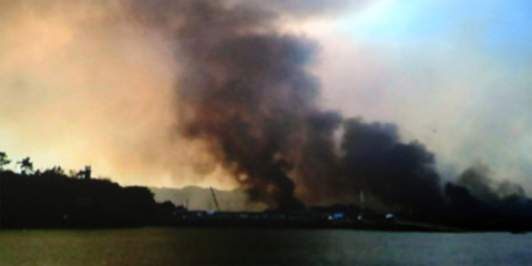 Những cột khói lớn bốc lên từ đảo Yeonpyeong sau khi bị Triều Tiên nã pháo. Ảnh: SBS.