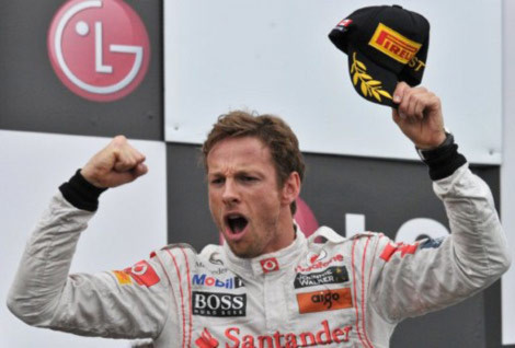 Jenson Button phấn khích sau chiến thắng chặng Canada. Ảnh: AFP.