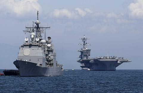 Tàu sân bay USS của Mỹ (phải) cùng tàu hộ tống thăm cảng Manila của Philippines tháng trước. Ảnh: AP.