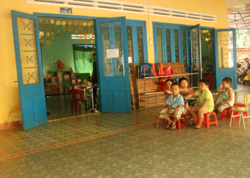 Lớp học trường mầm non thành phố Quảng Ngãi vắng vẻ vì nhiều bé nghỉ học tránh lây bệnh tay chân miệng. Ảnh: Trí Tín