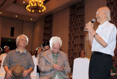 Từ trái qua, nhạc sĩ Nguyễn Văn Tý, nhạc sĩ Phạm Duy và dịch giả Hoàng Hữu Đản tại buổi gặp gỡ.