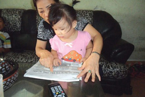 Kỳ lạ: Cô bé 2 tuổi đọc báo trôi chảy - 1