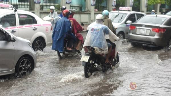 Nhiều tuyến phố Hà Nội ngập do ảnh hưởng bão số 2 2