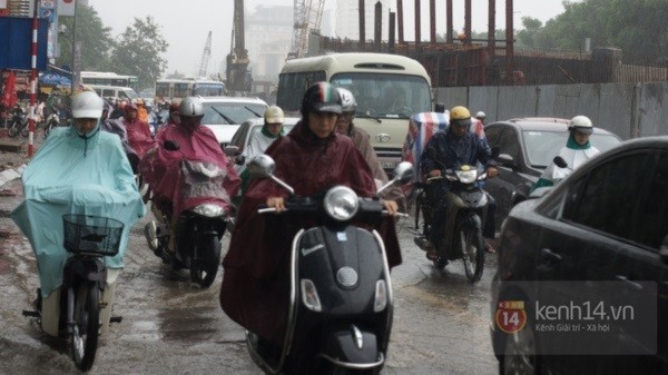 Nhiều tuyến phố Hà Nội ngập do ảnh hưởng bão số 2 13