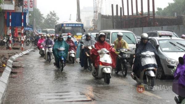 Nhiều tuyến phố Hà Nội ngập do ảnh hưởng bão số 2 15