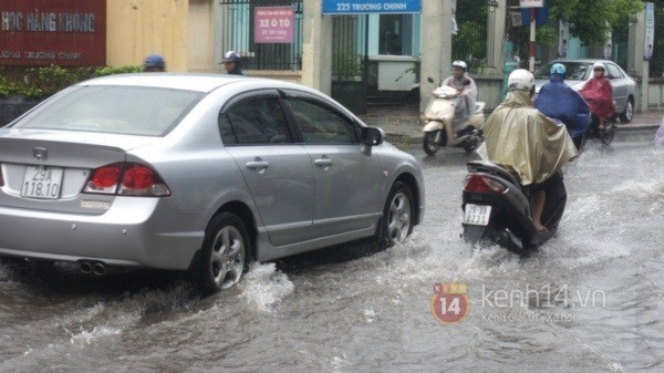 Nhiều tuyến phố Hà Nội ngập do ảnh hưởng bão số 2 3