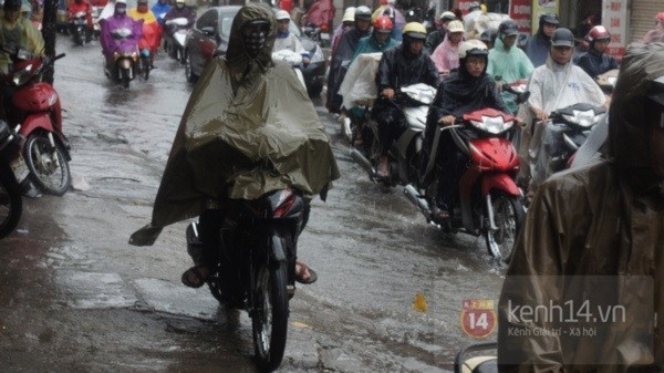 Nhiều tuyến phố Hà Nội ngập do ảnh hưởng bão số 2 4