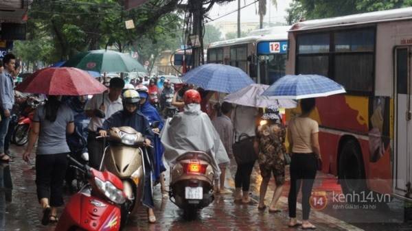 Nhiều tuyến phố Hà Nội ngập do ảnh hưởng bão số 2 5