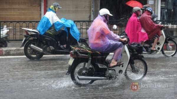 Nhiều tuyến phố Hà Nội ngập do ảnh hưởng bão số 2 7