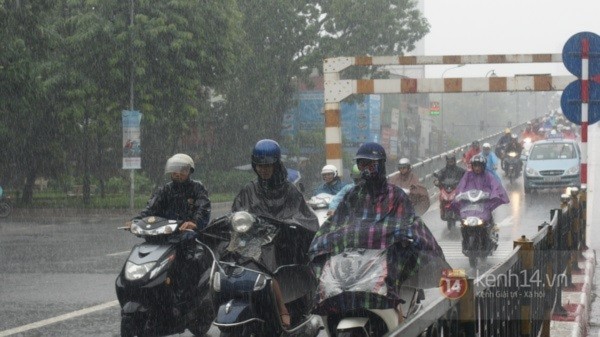 Nhiều tuyến phố Hà Nội ngập do ảnh hưởng bão số 2 8