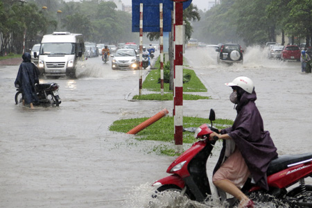 Đến khoảng 2 giờ chiều 8/8, nhiều đường phố ở Hà Nội đã ngập sâu.