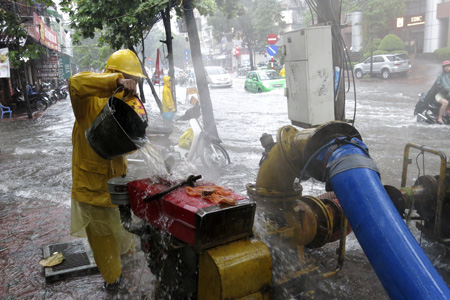 Nhân viên thoát nước đang tích cực bơm nước trên đường Huỳnh Thúc Kháng.