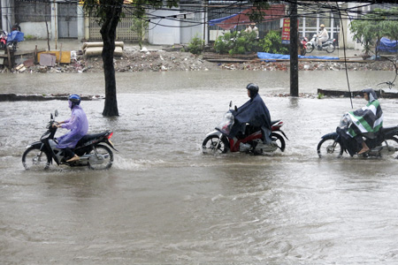 Nước tràn bờ đoạn sông nước thải trên phố Thái Hà.